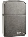 Replika zapalovače Zippo z roku 1941. Povrch je vyroben z materiálu známého jako černý led a v pravém dolním rohu je nápis Zippo.