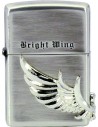 Zberateľský Zippo zapaľovač s emblémom krídel a nápisom Bright Wing. Zapaľovač bol vyrobený v USA, odkiaľ bol prepravený do Japonska, kde bol upravený do finálnej podoby, ktorú vidíte na fotke. Samozrejmosťou je doživotná záruka.